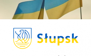 Na zdjęciu widzimy flagę Ukrainy, logo Słupska w kolorach żółtym i niemieskim oraz napis Słupsk Ukrainie